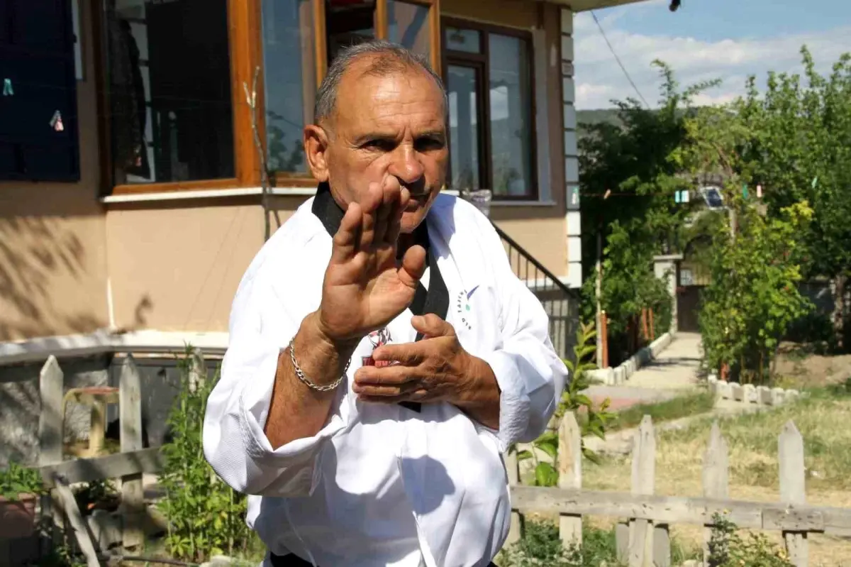 65-yasindaki-veysel-elmas-taekwondo-ile-gencligini-koruyor-3GHzGJdF.jpg