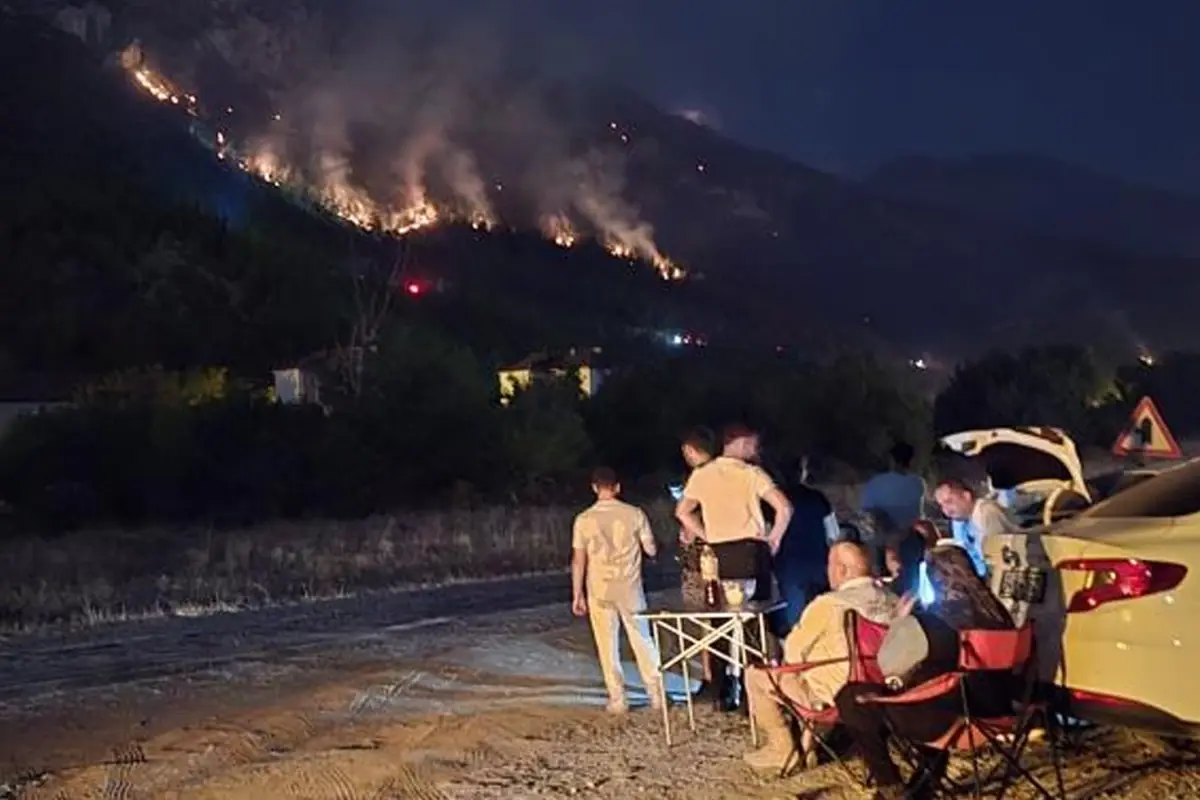 karabukte-orman-yanginini-cay-icerek-izlediler-14VIgf2m.jpg