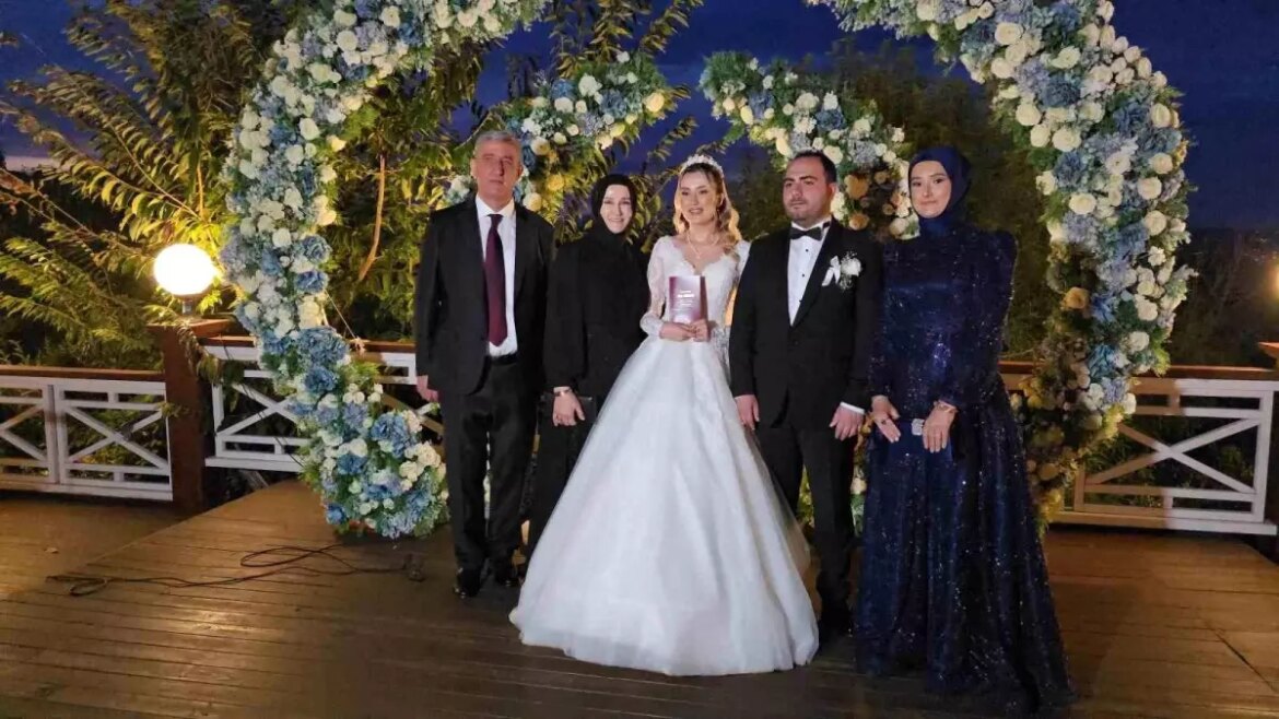 ibrahim-ozturkun-kizi-sueda-ozturk-ve-ugur-can-aydinin-nikah-merasimi-KaWF5sSl.jpg